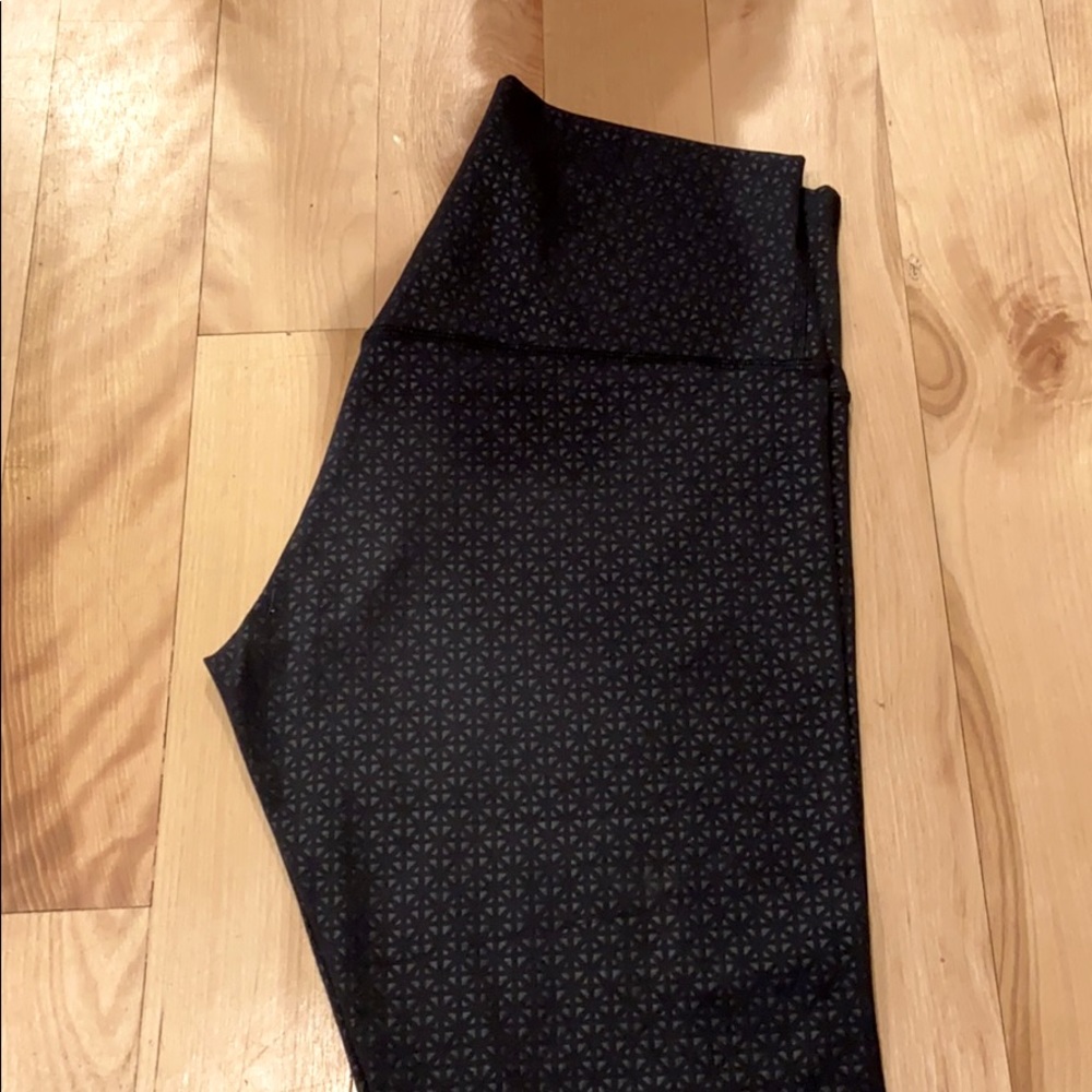 Lululemon Align Lattice Work Emboss Black 25”